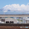 富士を背に列車を待つ人々