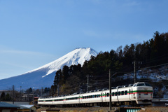 富士の麓を駆けるグレードアップ車両