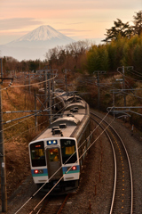 夕暮れの富士山に向かって