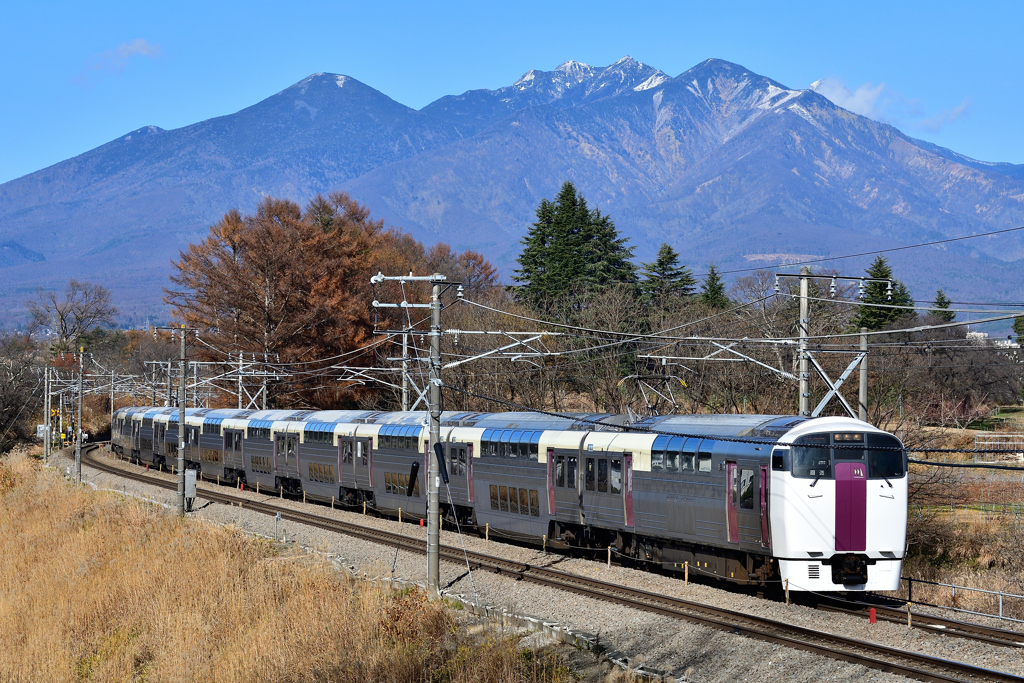 八ヶ岳を背景に