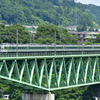グリーンの橋をグリーンの列車が走る