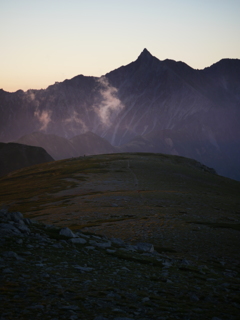 槍背負う縦走路