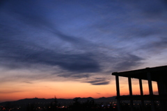 廃墟の向こうに夕日