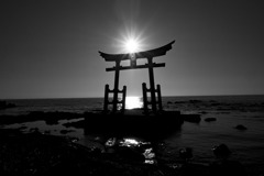 神々しく