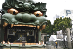 大きな獅子頭のある神社