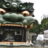 大きな獅子頭のある神社