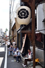 日差しを避けて