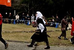 火縄銃の演武に向かう僧兵