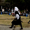 火縄銃の演武に向かう僧兵