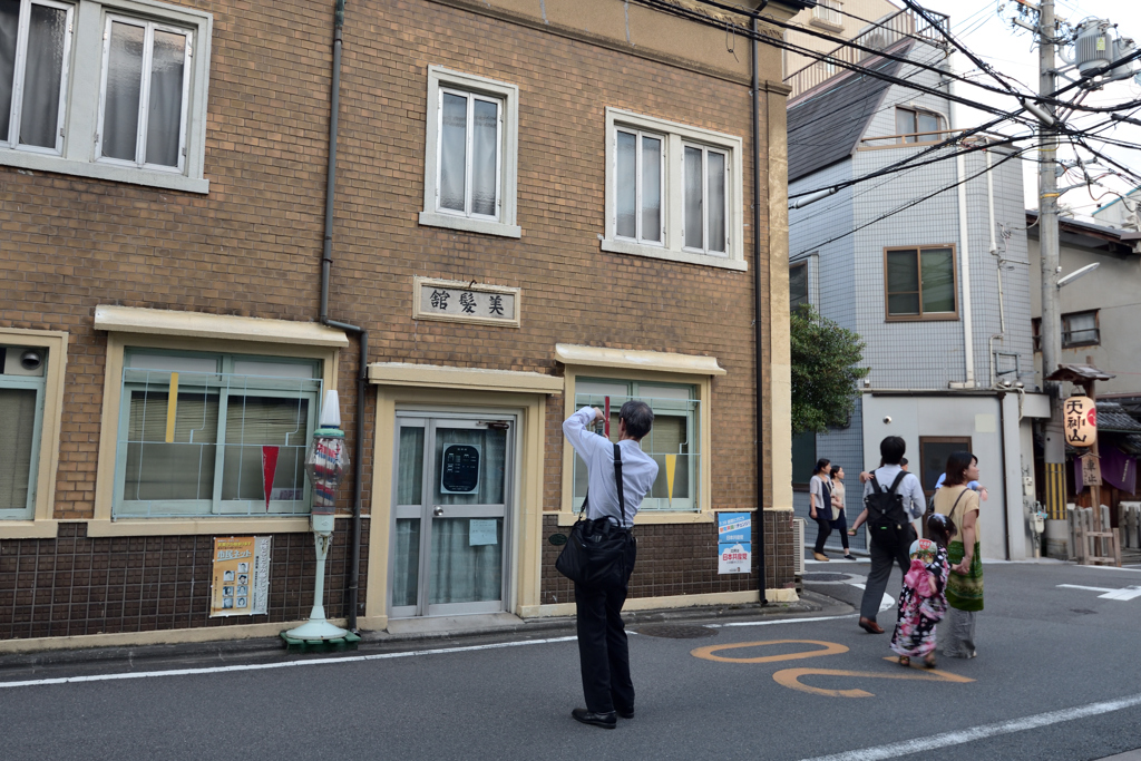 理髪師が気になる床屋