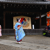 舞殿に向かう舞子さん