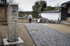 冬枯れの道を行く