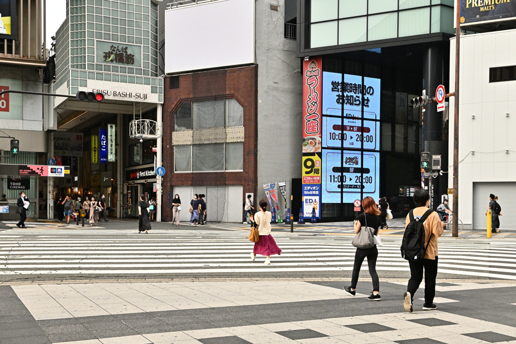なんばのスクランブル交差点