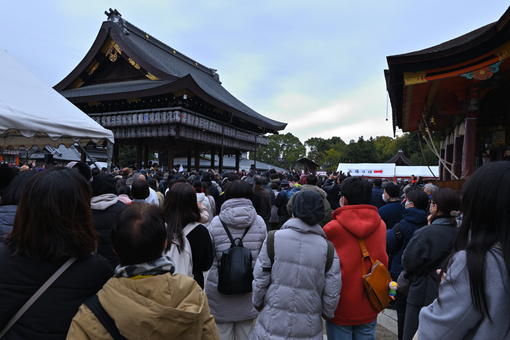 舞殿での節分祭を見つめる人々