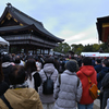舞殿での節分祭を見つめる人々
