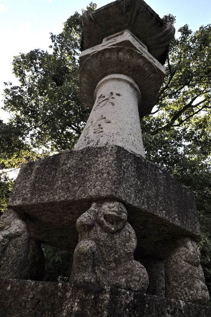 灯籠の重さに耐える邪鬼