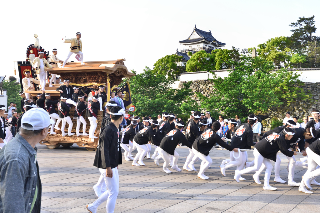 神社へ向かうだんじり（１）