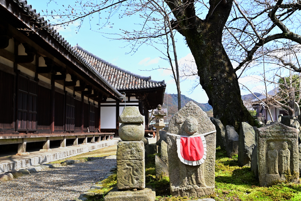 前掛けをしたお地蔵様