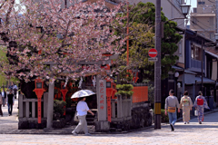 辰巳神社前にて