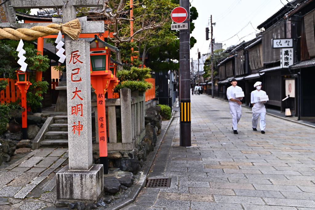 京の路地（辰巳大明神）