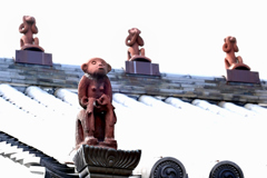 庚申堂の屋根の上の猿