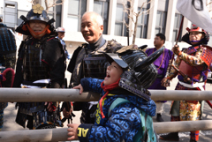 かぶとをかぶせてもらって喜ぶ子供
