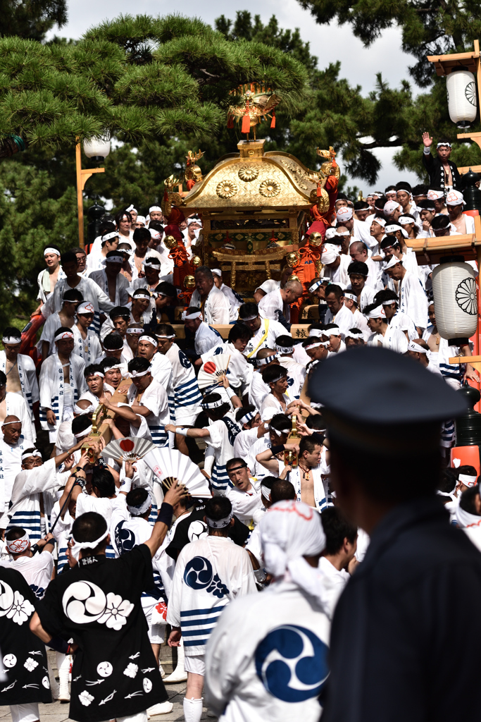太鼓橋を渡る神輿（１）