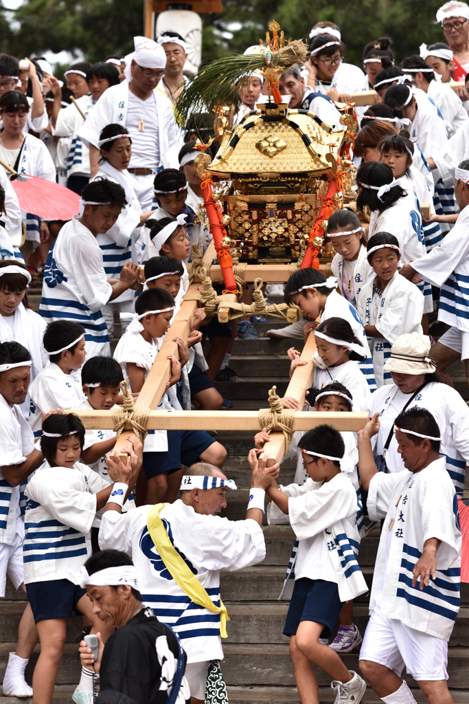 太鼓橋を渡る子ども神輿