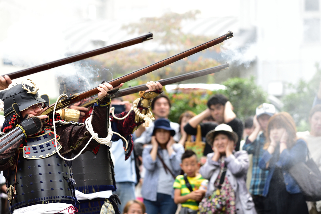 火縄銃の実演（空砲）－１