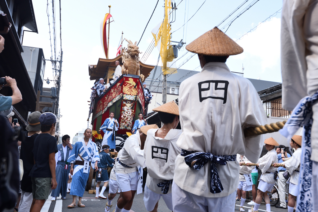 新町通りを行く大船鉾