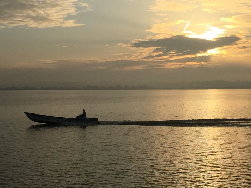 霞ヶ浦と釣舟