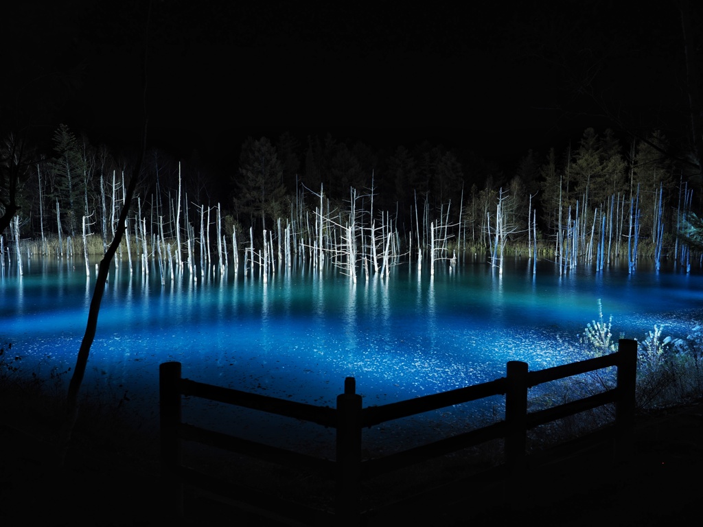 青い池