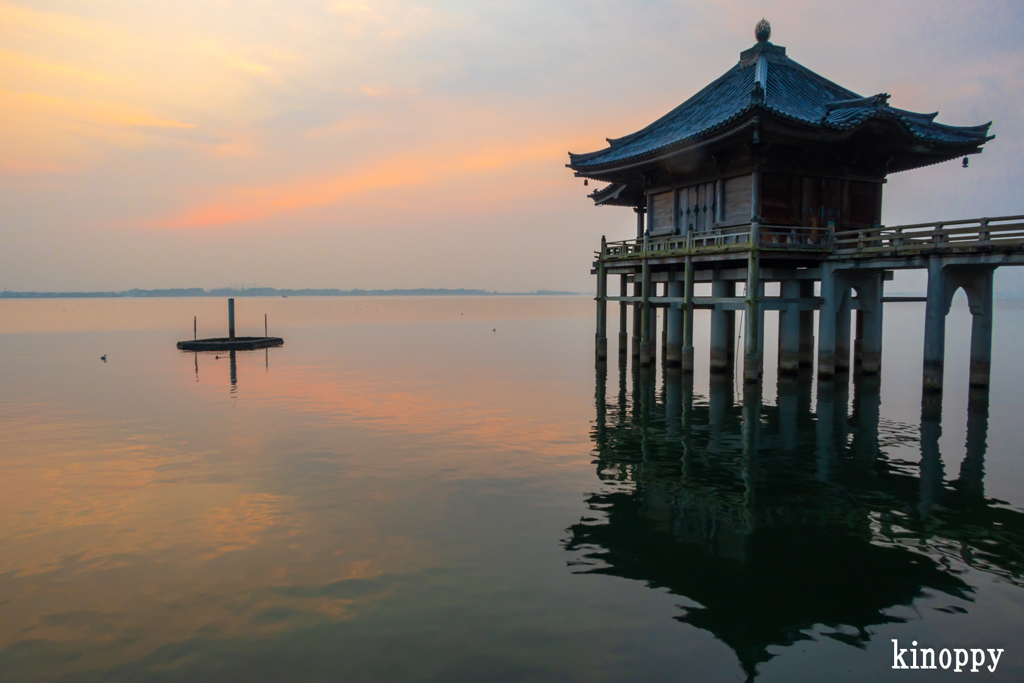 浮見堂 朝景色