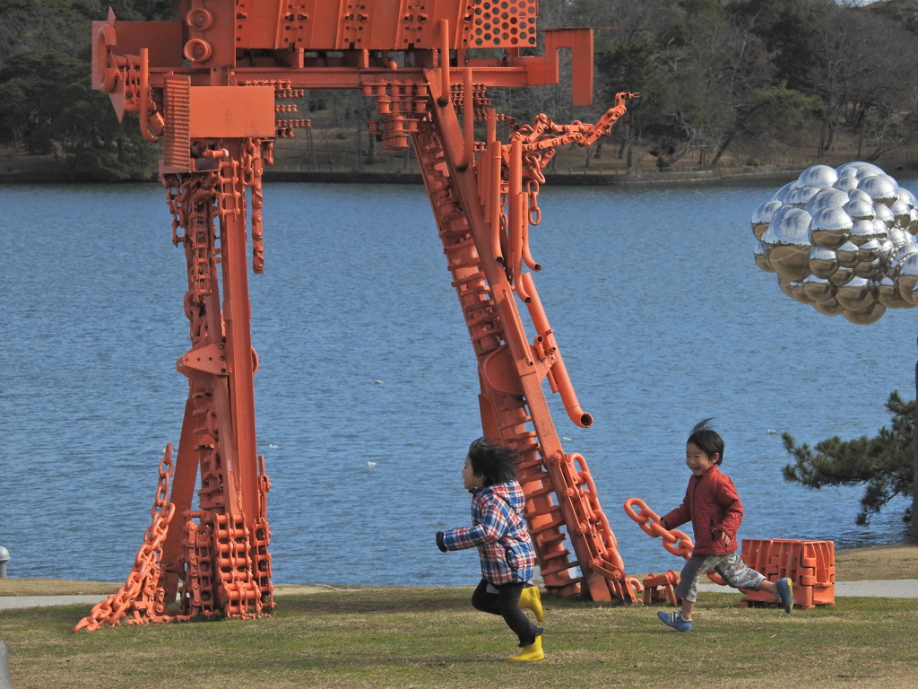 野外彫刻と子供たち・８