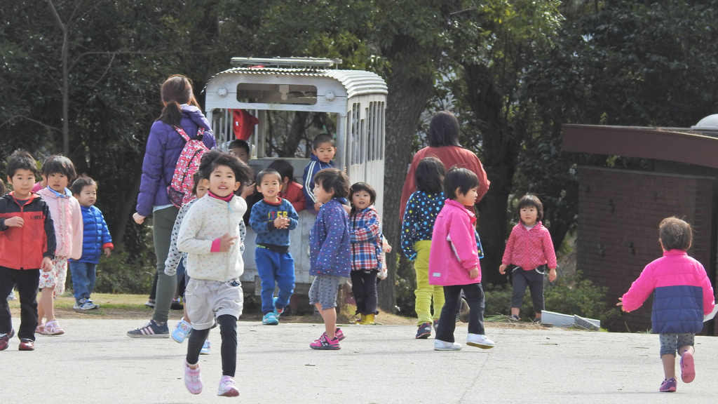 野外彫刻と子供たち・１