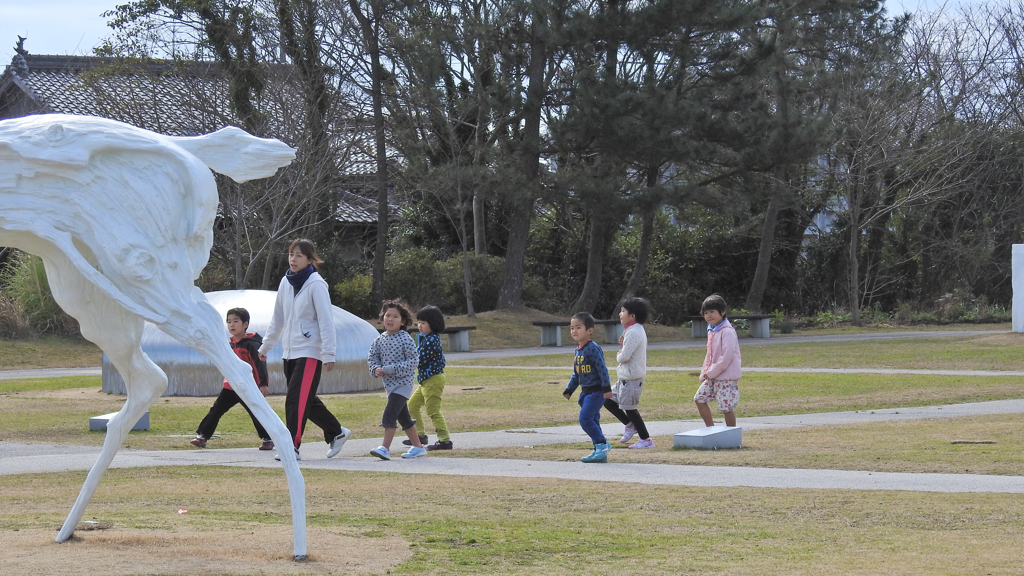 野外彫刻と子供たち・４