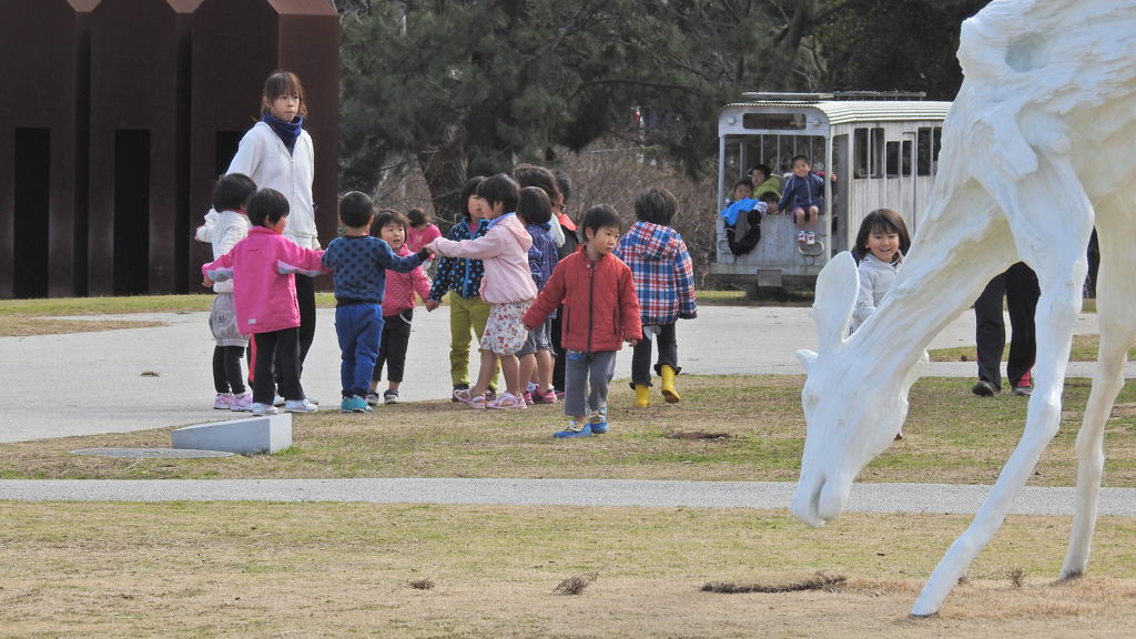 野外彫刻と子供たち・５