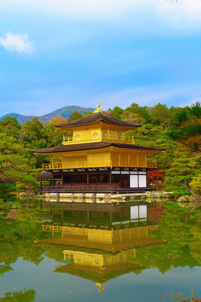 水面に映る金閣寺　