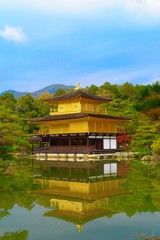 水面に映る金閣寺　