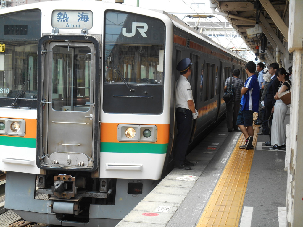 211系 熱海行