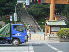 その先へは階段