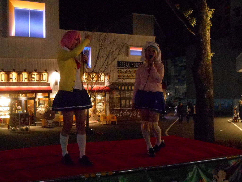歌うコス
