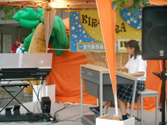 音楽を弾く女子高生