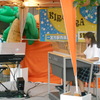 音楽を弾く女子高生