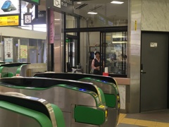 女性駅員