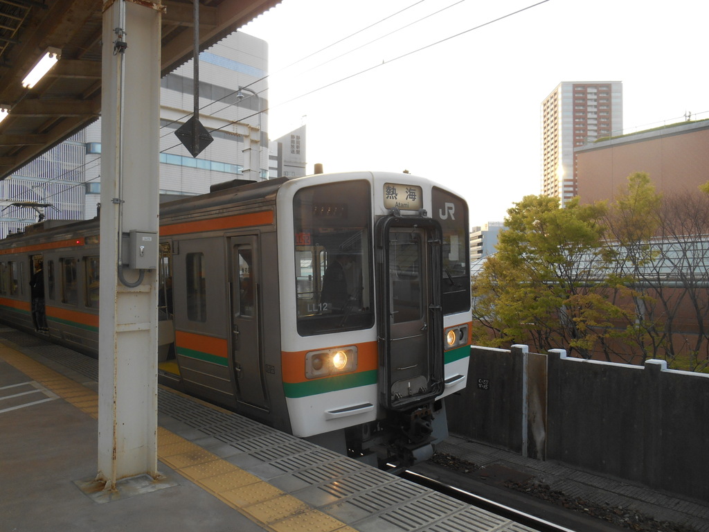 211系 熱海行