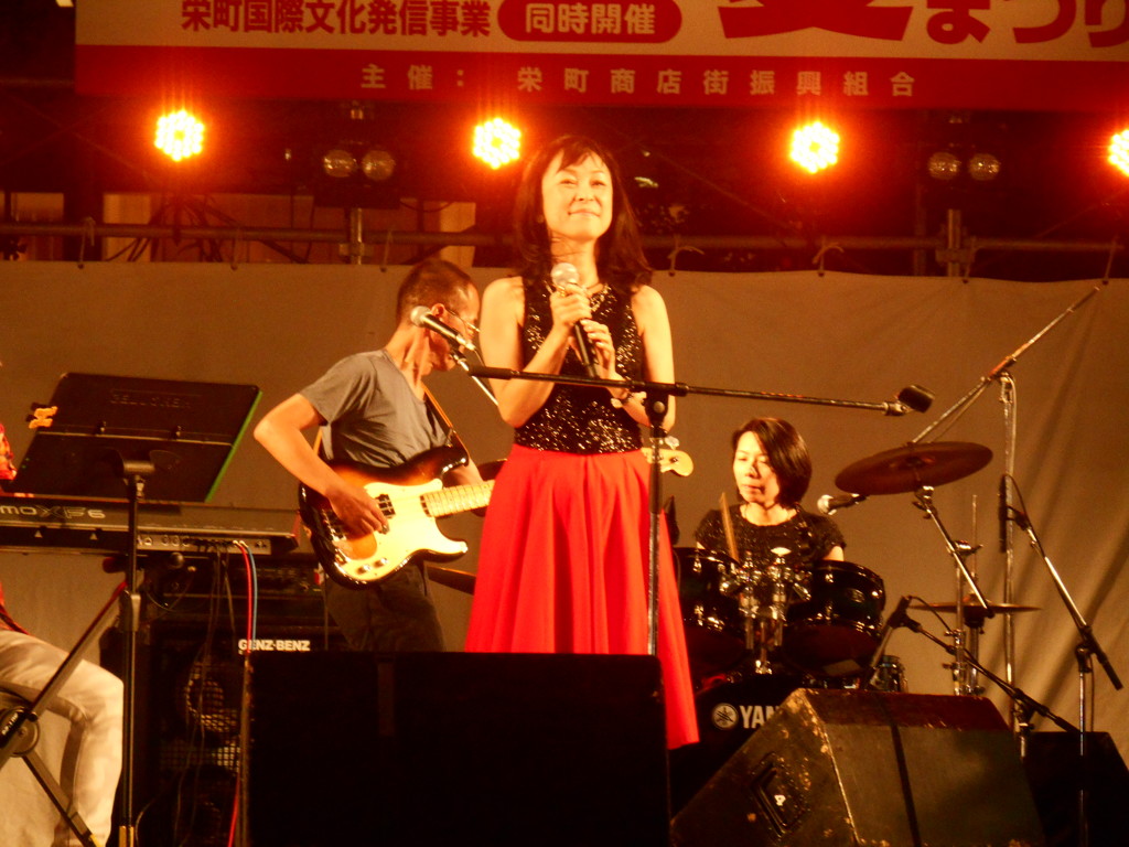 女性ボーカリスト