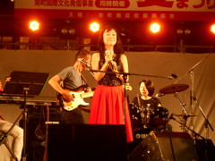 女性ボーカリスト