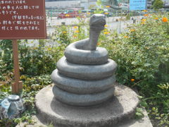 蛇の銅像！？