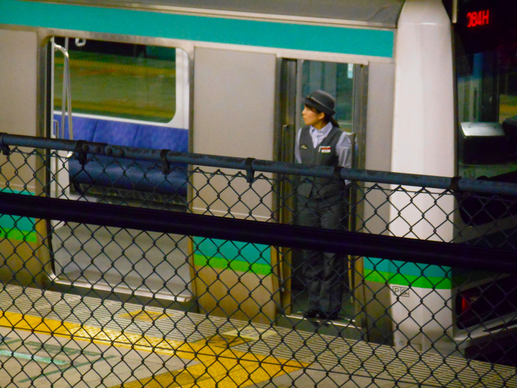 E231系常磐線 女性車掌